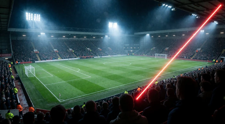 Flutlichtstadion bei Nacht mit gr&uuml;nem Rasen als Symbol f&uuml;r Live-Wetten auf &uuml;ber 25 Sportarten bei V.Vegas