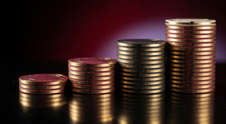 Treppenf&ouml;rmig gestapelte goldene Casino-Chips als Darstellung der Treuestufen im V.Vegas Loyalty-Programm